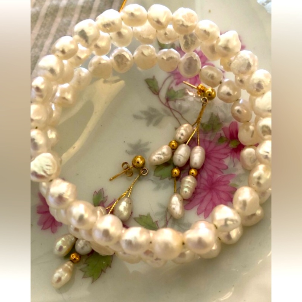 Lovely Freshwater Pearl set with 14k dangling earrings with gold and bracelet.